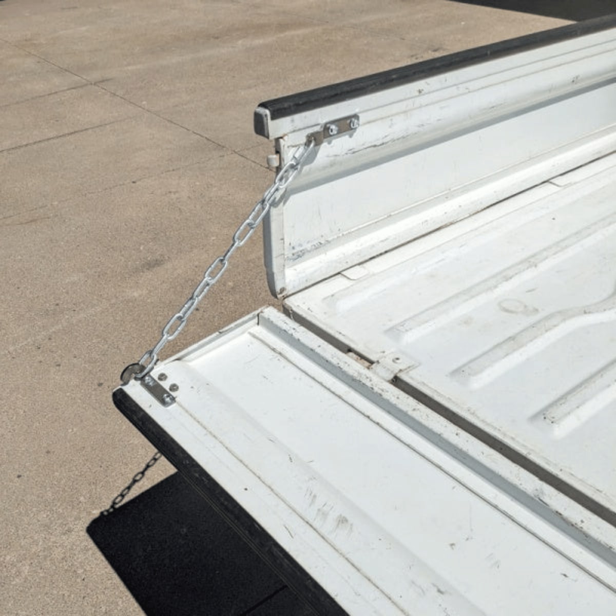 Tailgate Bed Chain Assembly Installed on Suzuki Mini Truck